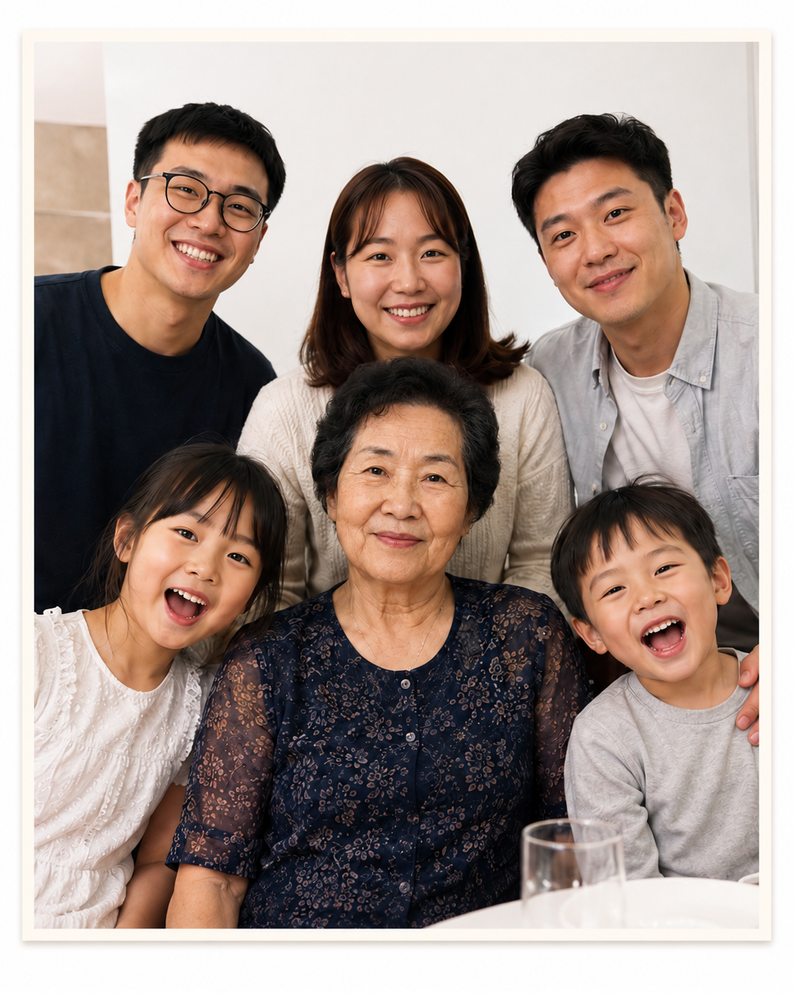 家族の集合写真から遺影写真を作成する元写真の例